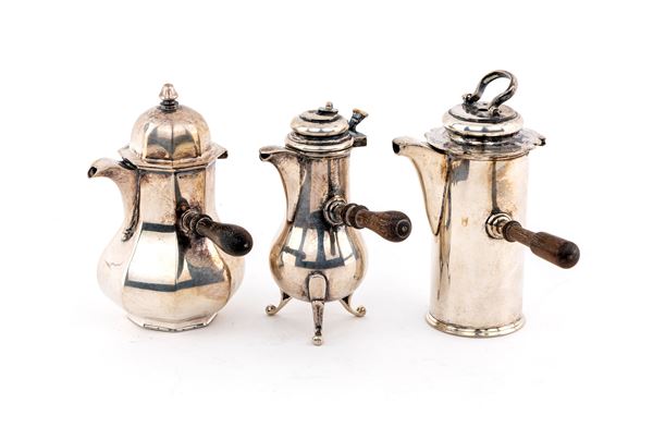 Tre cioccolatiere in miniatura in argento  - Asta Argenti Antichi e da Collezione - Casa d'Aste Arcadia