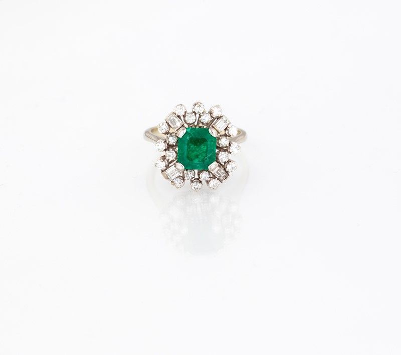 Anello in Oro Bianco con Smeraldo