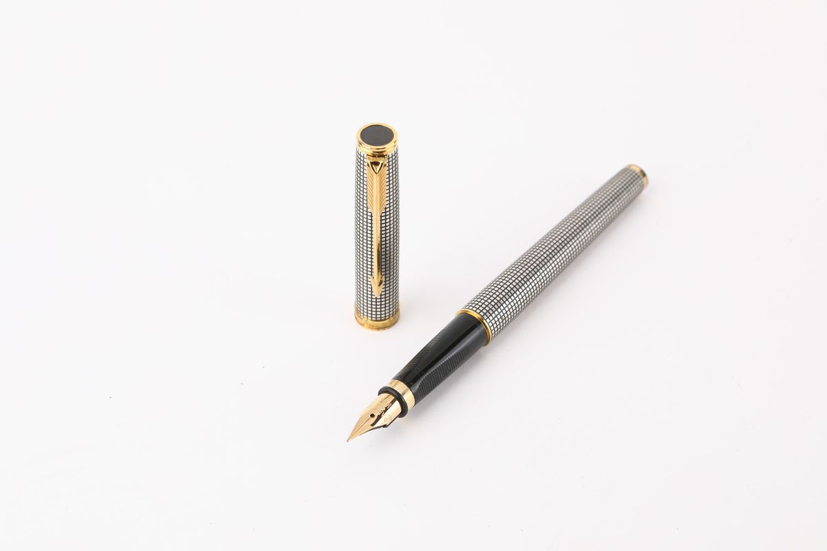 Parker - Penna Stilografica in Argento 925 Ciselé con Particolari Dorati
