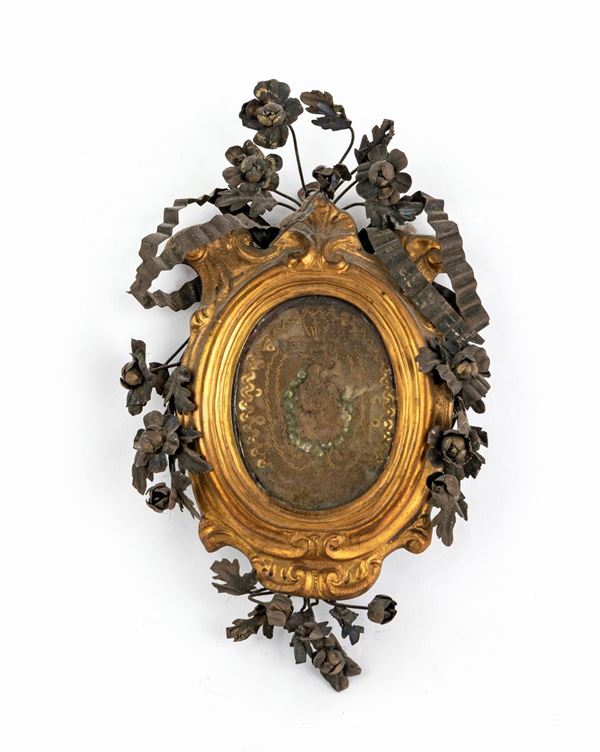 Cornice ovale in bronzo dorato con tralci in tolla, XVIII secolo