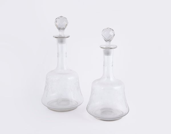 Sette bottiglie in vetro di due misure, con tappo