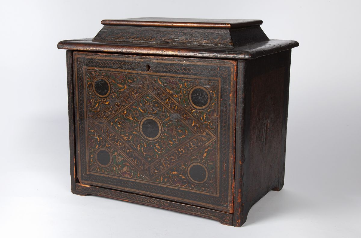 Scrigno in Legno Dipinto e Dorato, XVIII Secolo