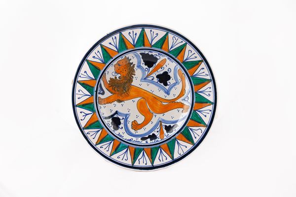 Piatto in ceramica policroma, XX secolo
