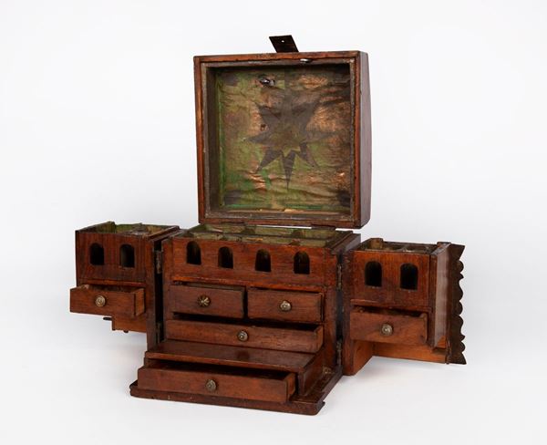 Cofanetto da speziale in noce con finiture in metallo, XIX secolo