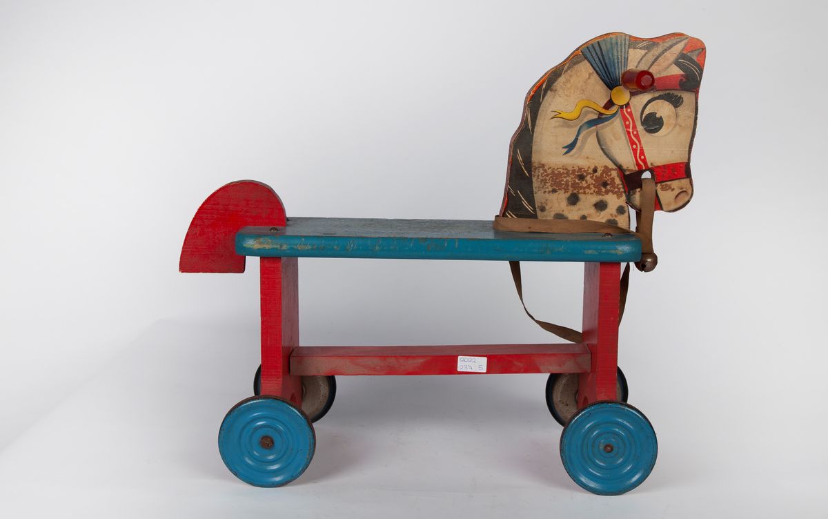 Cavallino a Traino in Legno Dipinto con Rotelle in Metallo, Gong Bell Manufacturing Company, U.s....