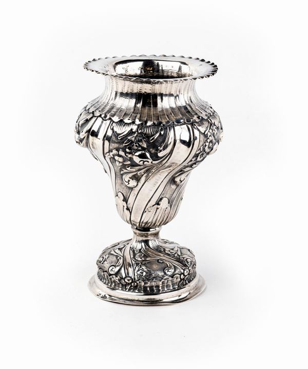 Vaso in argento sbalzato, fine del XIX secolo