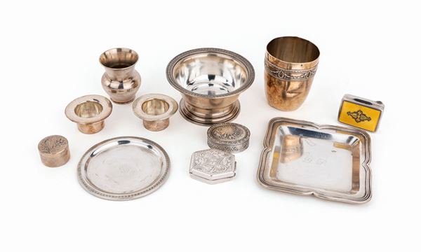 Undici oggetti in argento
