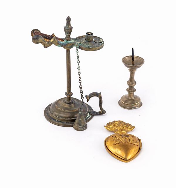 Tre antichi oggetti liturgici in ottone dorato: