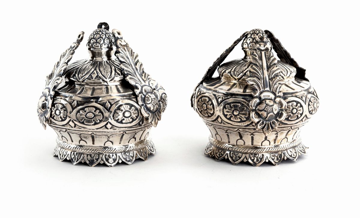 Coppia di Lampade Pensili in Argento Sbalzato, Fine del XIX Secolo
