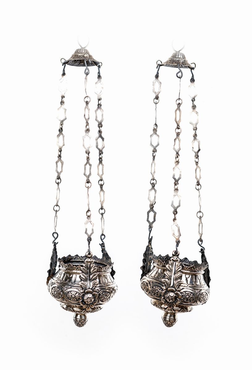 Coppia di Lampade Pensili in Argento Sbalzato, Fine del XIX Secolo