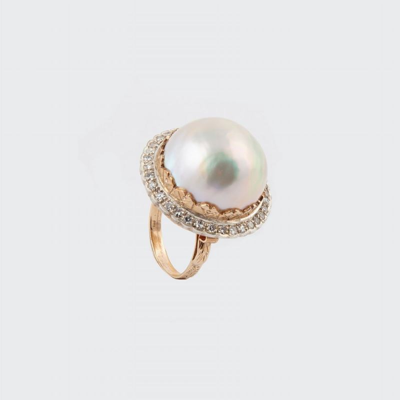 Anello in Oro con Perla Mabè e Dimanti