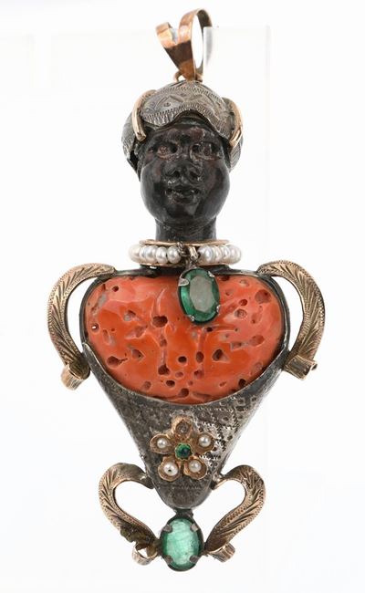 Pendente Moretto in Oro e Argento con Corallo, Smeraldi e Perle