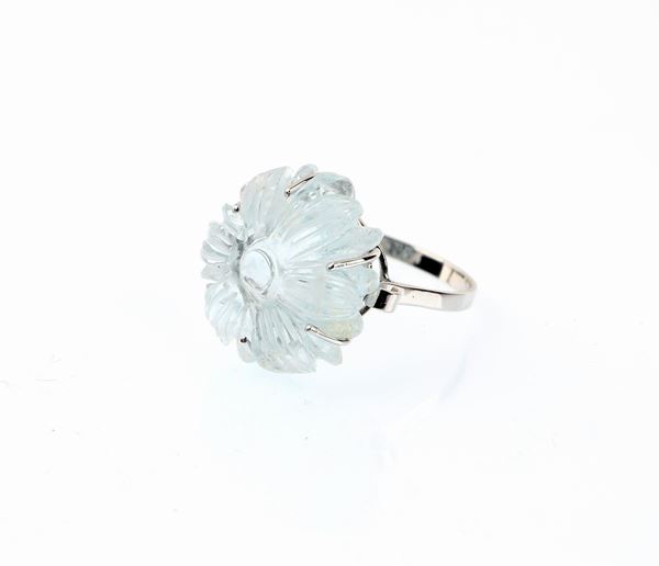 Anello in oro con topazio azzurro inciso