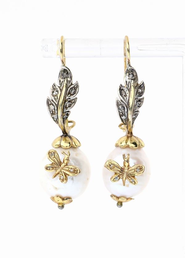 Coppia di orecchini in oro, argento e perle