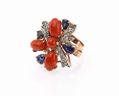Anello a Fiore, in Oro, Argento, Corallo Diamanti e Zaffiri