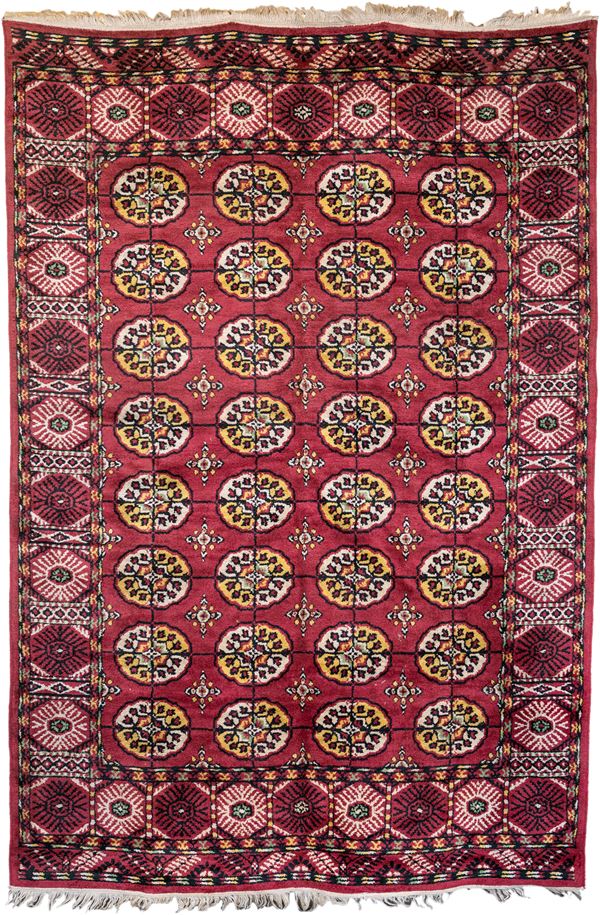 Grande tappeto fondo rosso rubino
