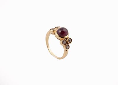 Anello in Oro con Rubino e Diamanti