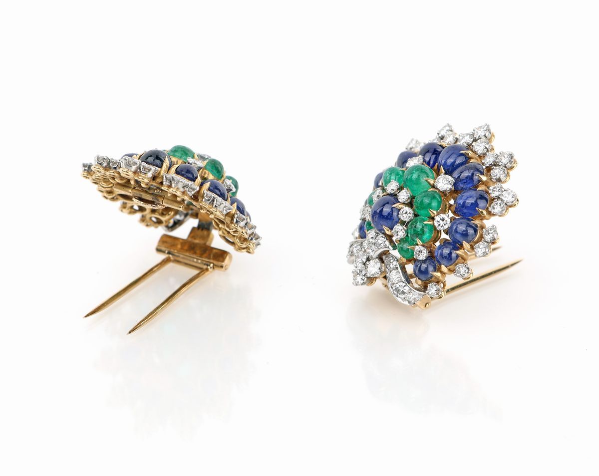 Bulgari - Coppia di Spille Anni '60 in Oro, Zaffiri, Smeraldi e Diamanti