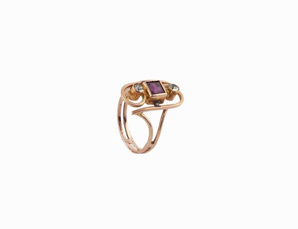 Anello antico in oro con ametista e pietre incolori
