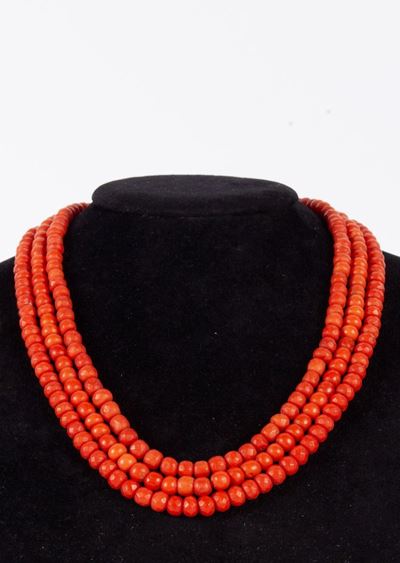 Collana Antica di Corallo Rosso a Tre Fili e Oro