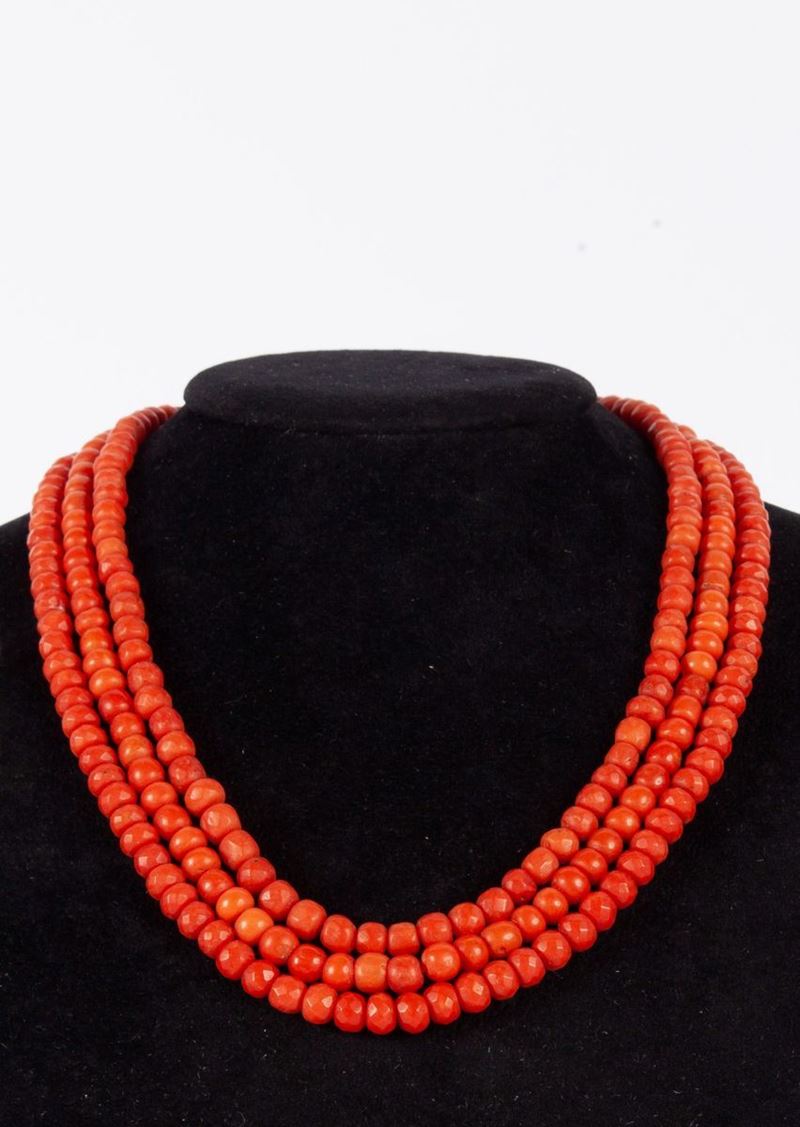 Collana Antica di Corallo Rosso a Tre Fili e Oro