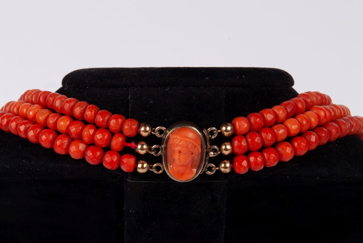 Collana Antica di Corallo Rosso a Tre Fili e Oro