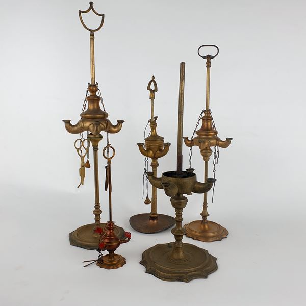Cinque antiche lucerne in ottone, bronzo e rame