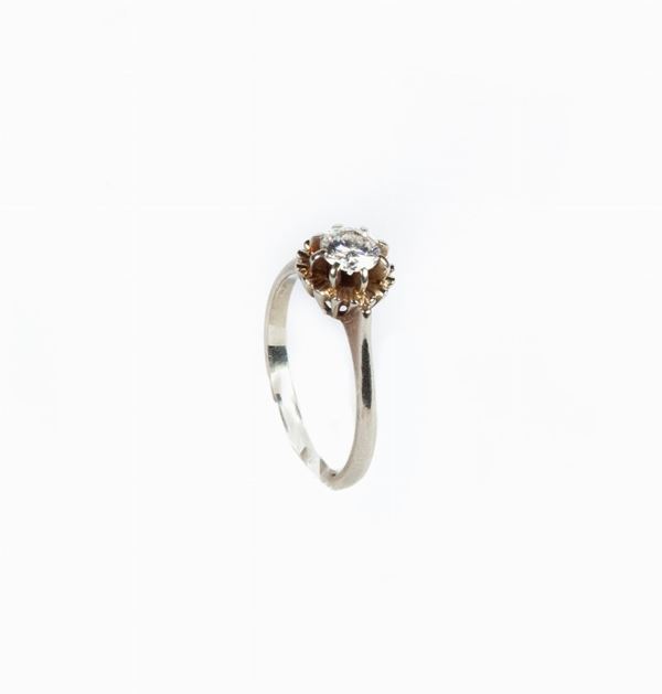 Anello in oro con diamante solitario 