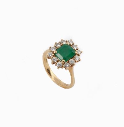 Anello in Oro Giallo con Smeraldo e Brillanti