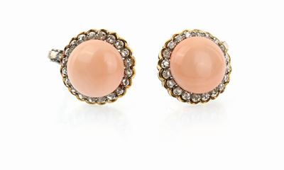 Coppia di Orecchini a Clipse in Oro e Spola di Corallo Rosa e Diamanti