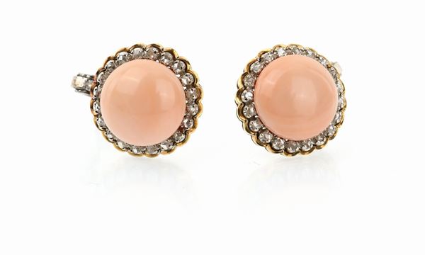 Coppia di orecchini a clipse in oro e spola di corallo rosa e diamanti