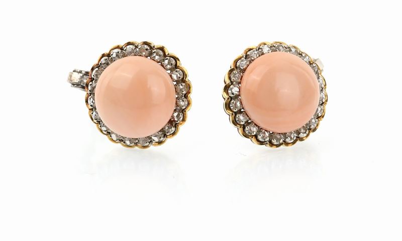 Coppia di Orecchini a Clipse in Oro e Spola di Corallo Rosa e Diamanti