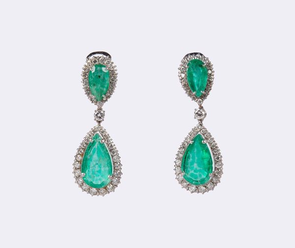 Coppia di orecchini con smeraldi e diamanti