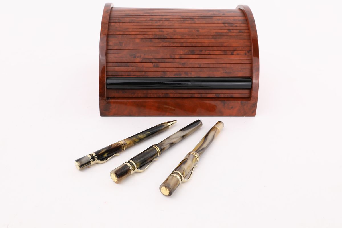 Visconti Ragtime Set 20 Anniversario, Penna Stilografica, Roller e Penna a Sfera in Resina con Pa...