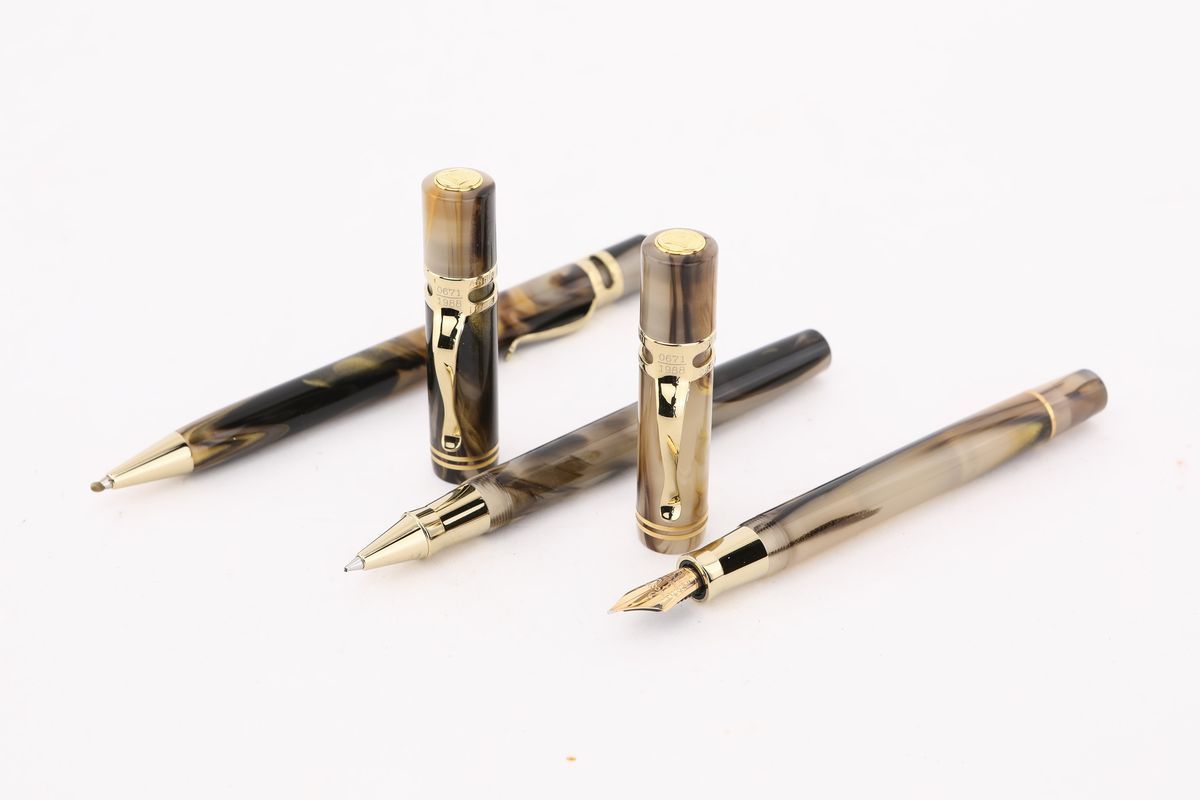 Visconti Ragtime Set 20 Anniversario, Penna Stilografica, Roller e Penna a Sfera in Resina con Pa...