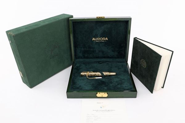 Aurora Benvenuto Cellini - Penna stilografica cesellata in oro giallo massiccio 18 Kt con smeraldo cabochon sul cappuccio. Tiratura limitata a 99 esemplari, Ns n. 81
