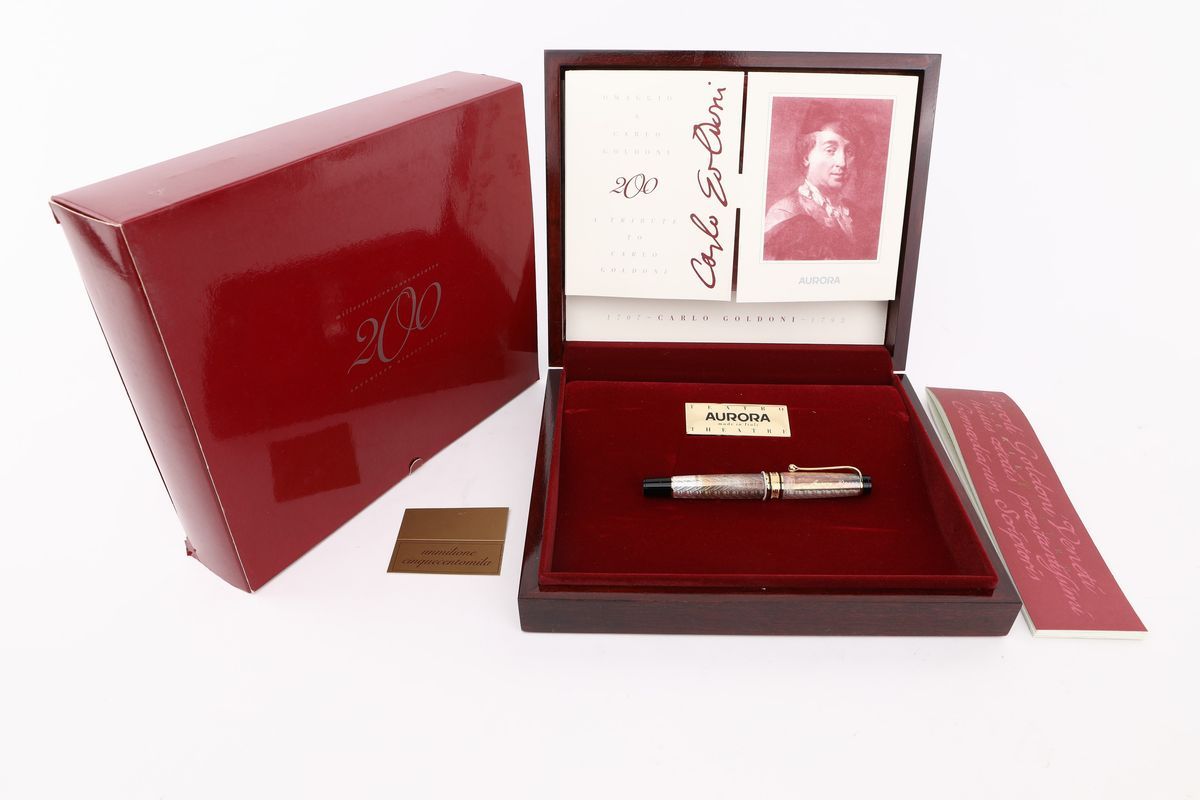 Aurora Serie Teatro Carlo Goldoni 200° - Penna Stilografica in Argento 925/000 con Particolari Pl...