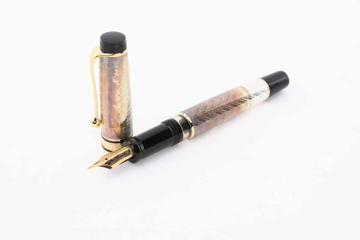 Aurora Serie Teatro Carlo Goldoni 200° - Penna Stilografica in Argento 925/000 con Particolari Pl...