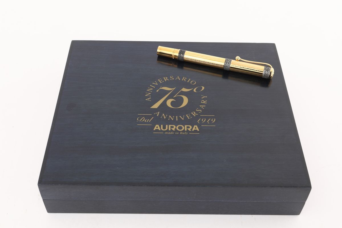 Aurora 75 Anniversario - Penna Stilografica in Metallo Dorato con Particolari in Argento 925