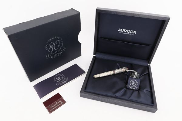 Aurora 80° Anniversario - Penna stilografica in argento 925/000 guilloché e resina bordeaux. Edizione limitata