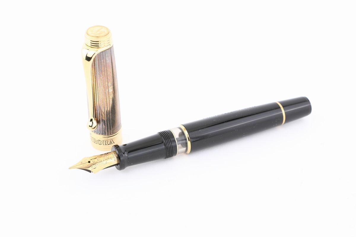 Aurora Ultima Lira - Penna Stilografica in Vernice con Cappuccio in Argento 925 e Terminale in Or...
