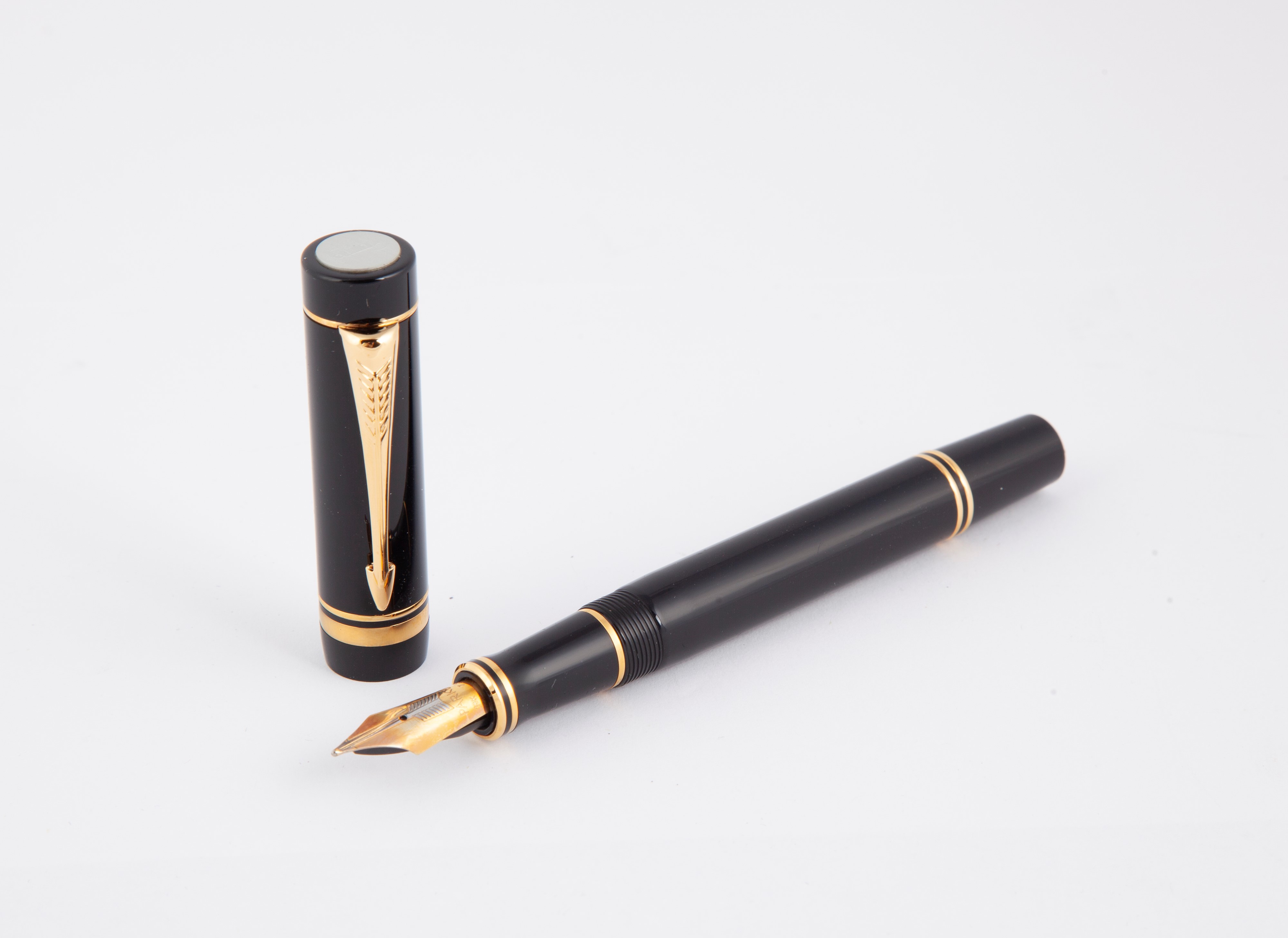 Parker Duofold Memorial Fund - Penna Stilografica in Vernice Nera con Particolari Dorati