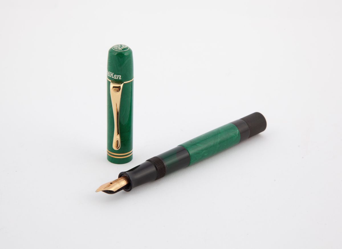 Pelikan Original 1935 Limited Edtition - Penna Stilografica in Resina Verde con Particolari in Me...