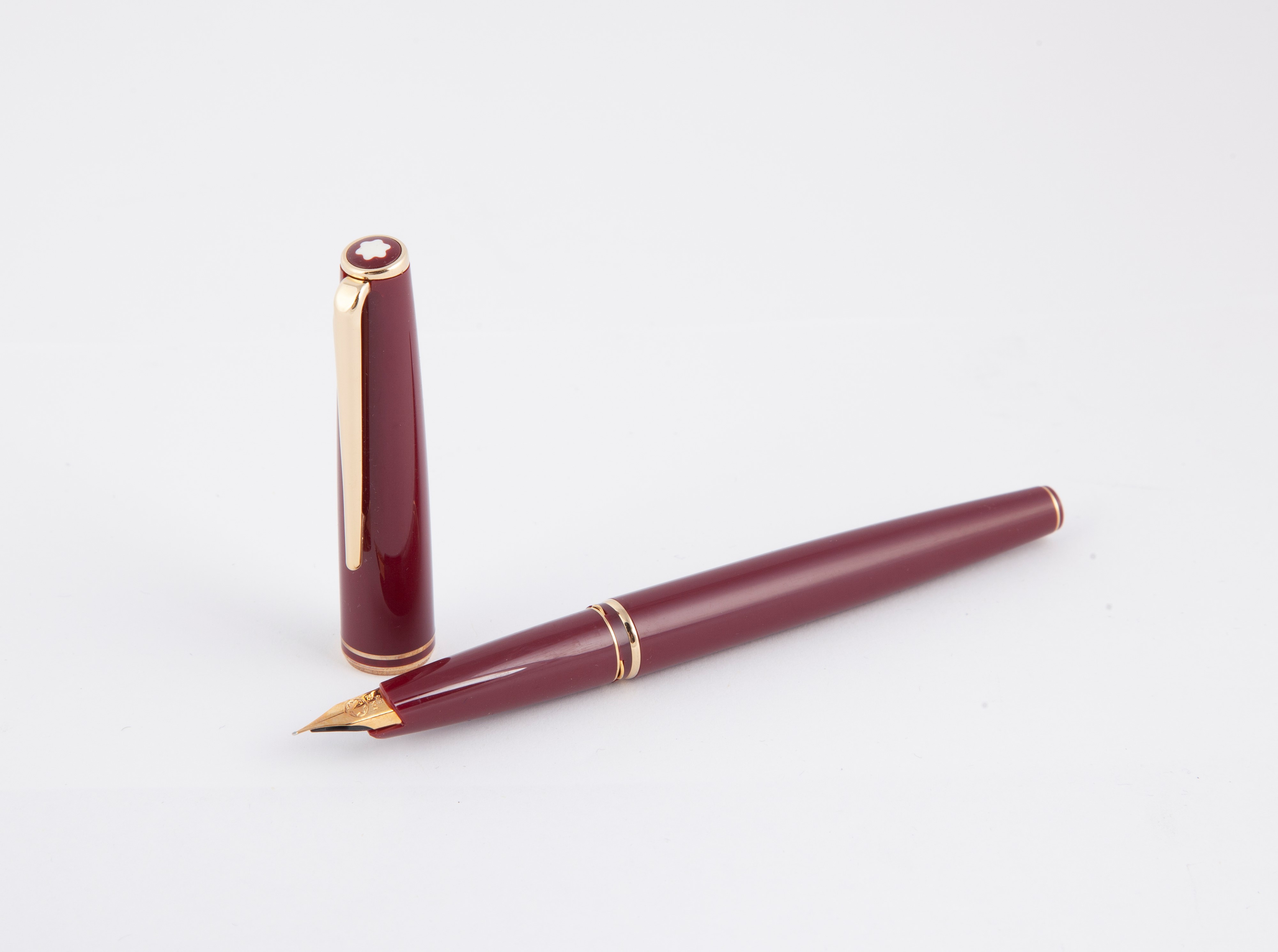 Montblanc Classic - Penna Stilografica in Resina Bordeaux con Particolari Dorati