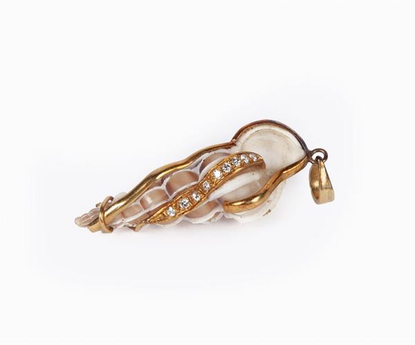 Pendente conchiglia in oro e diamanti
