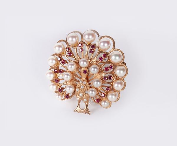 Spilla anni '50 in oro pavone con perle coltivate e rubini