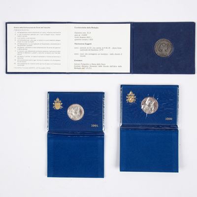 Lotto 2 Monete 500 Lire 1991 Giovanni Paolo II Città del Vaticano; e Medaglia Anno Internazionale...