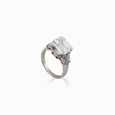 Anello in Oro con Brillante a Taglio Smeraldo