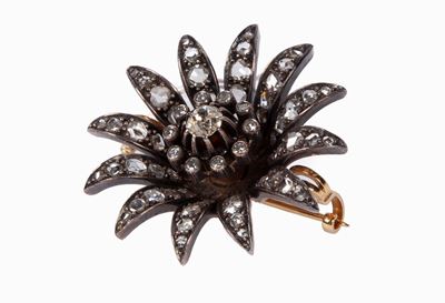 Spilla Antica a Fiore in Oro e Argento e Diamanti