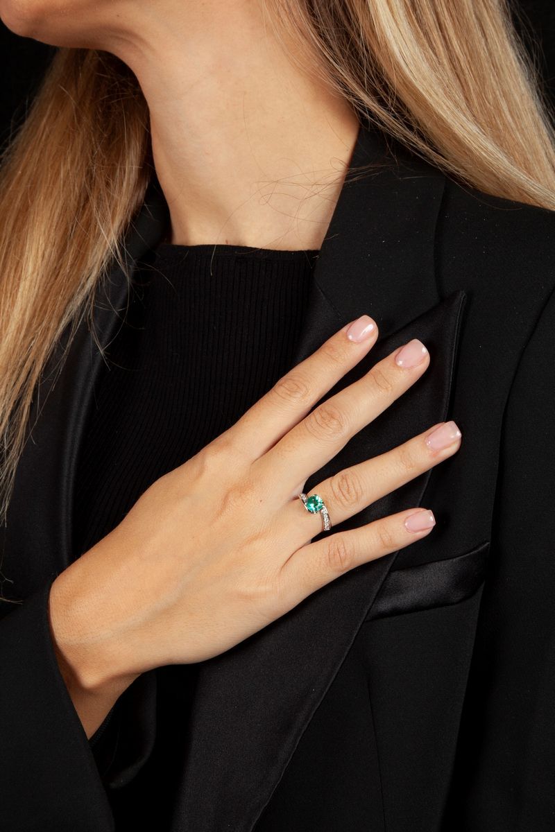 Anello in Oro con Smeraldo e Brillanti